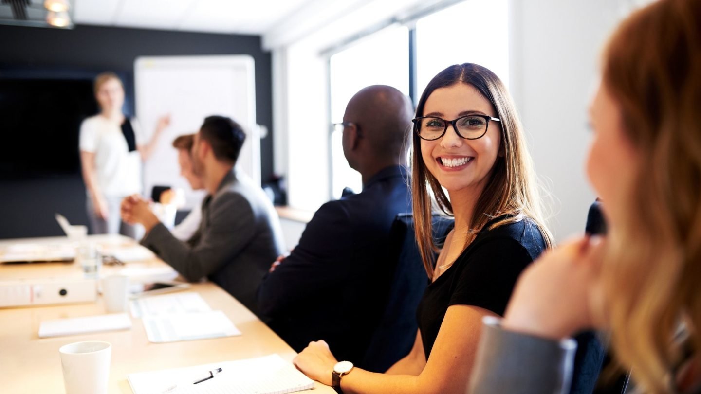 O que é marketing empresarial? Aprenda a aplicar em seu negócio 4 empresa-reunião